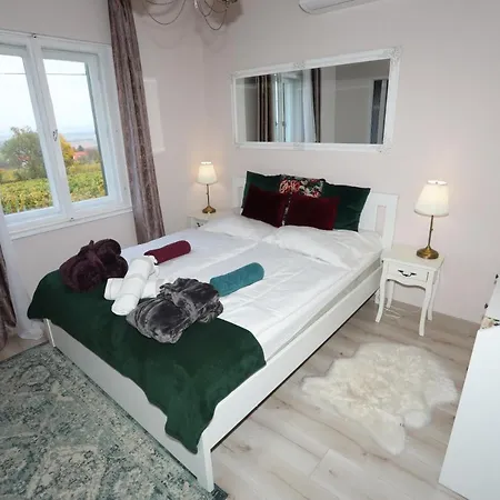 Smaragd Holiday home Doba